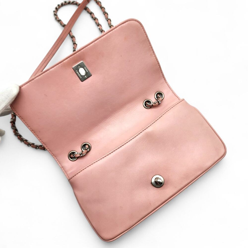 Chanel CC Clasp Medium Calf Leather Flap Bag Studded Chevron Pink - rare - Picture 6 of 12